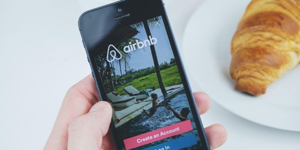Die Vermietung von Wohnraum über Plattformen wie Airbnb ist keine bewilligungspflichtige Nutzungsänderung, solange sie im Rahmen des normalen Wohnens bleibt.