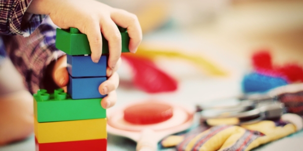 Wohnzonen sind auch für Kinder da. Selbst wenn in einer Zone ein Mindestwohnanteil vorgeschrieben ist, dürfen kleinere Kindertagesstätten (Kitas) als Wohnnutzung gelten – nicht als Dienstleistungsbetrieb.