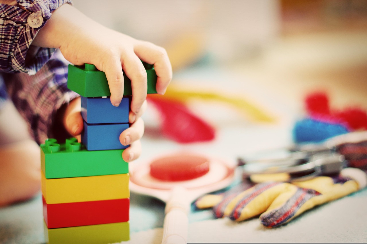 Wohnzonen sind auch für Kinder da. Selbst wenn in einer Zone ein Mindestwohnanteil vorgeschrieben ist, dürfen kleinere Kindertagesstätten (Kitas) als Wohnnutzung gelten – nicht als Dienstleistungsbetrieb.